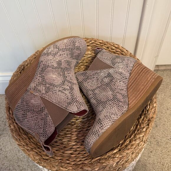 Tom’s Kelsie Stylish Snake Print Wedge Ankle Booties - 7 - Great Condition - Picture 6 of 9